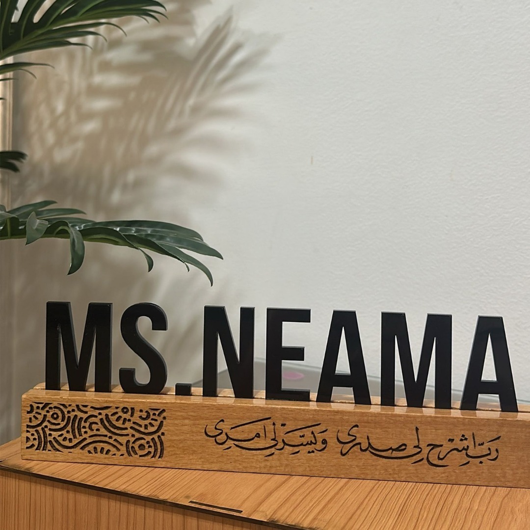 إستاند مكتب مخصص بالاسم